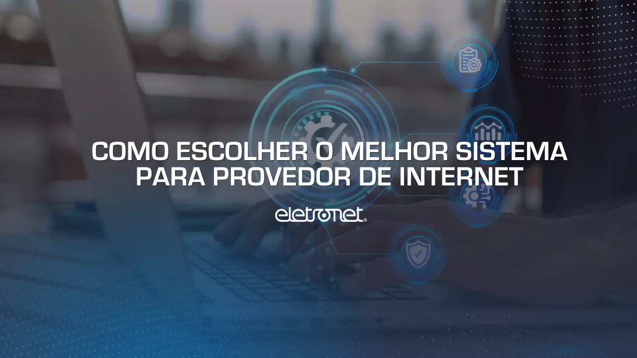 pessoa com as mãos no teclado fazendo uma busca na internet