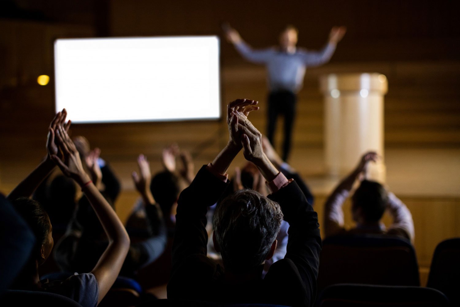 Plateia aplaudindo palestrante no Congresso Apronet de Provedores