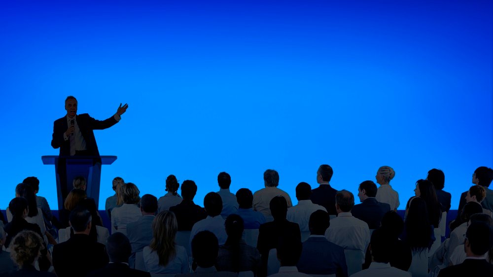 Homem participando da agenda de feiras para provedores de internet