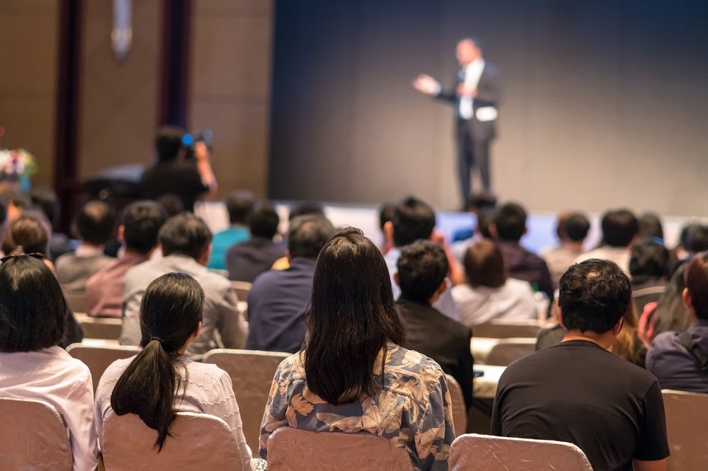 Pessoas assistindo uma palestra no evento iBusiness 2023