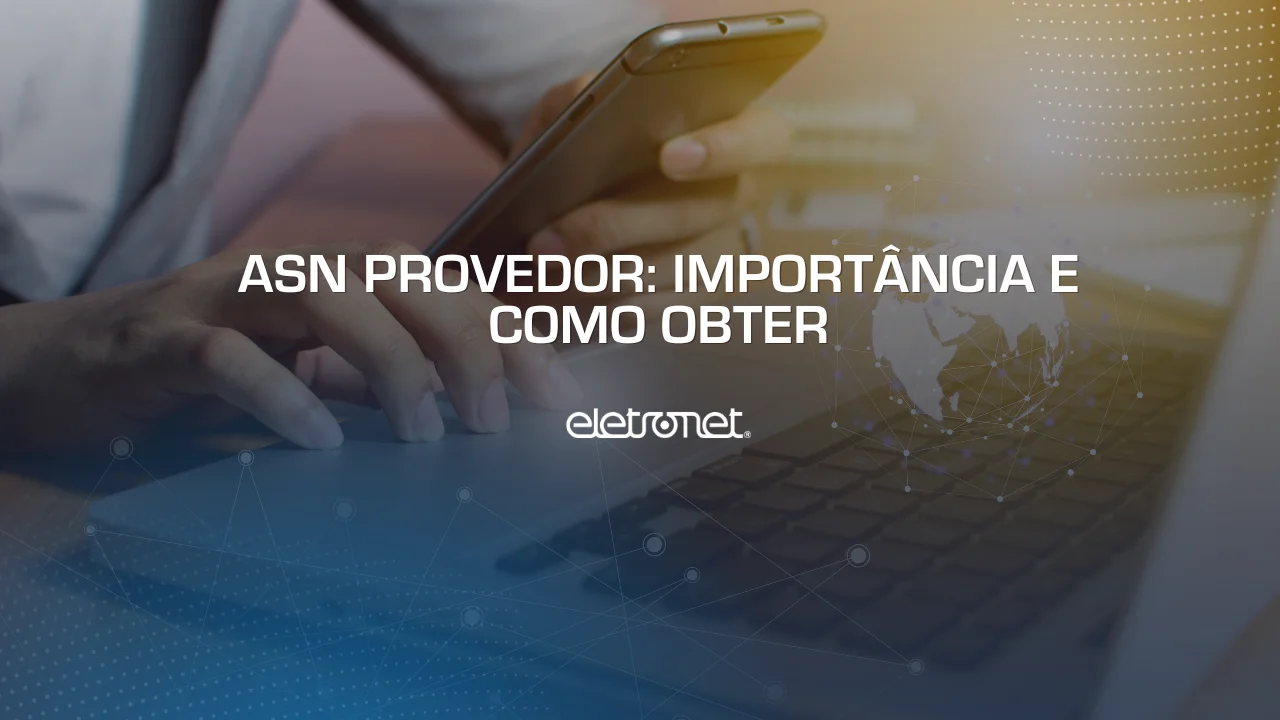 Pessoa segurando celular e usando notebook para fazer a solicitação do ASN para provedor.