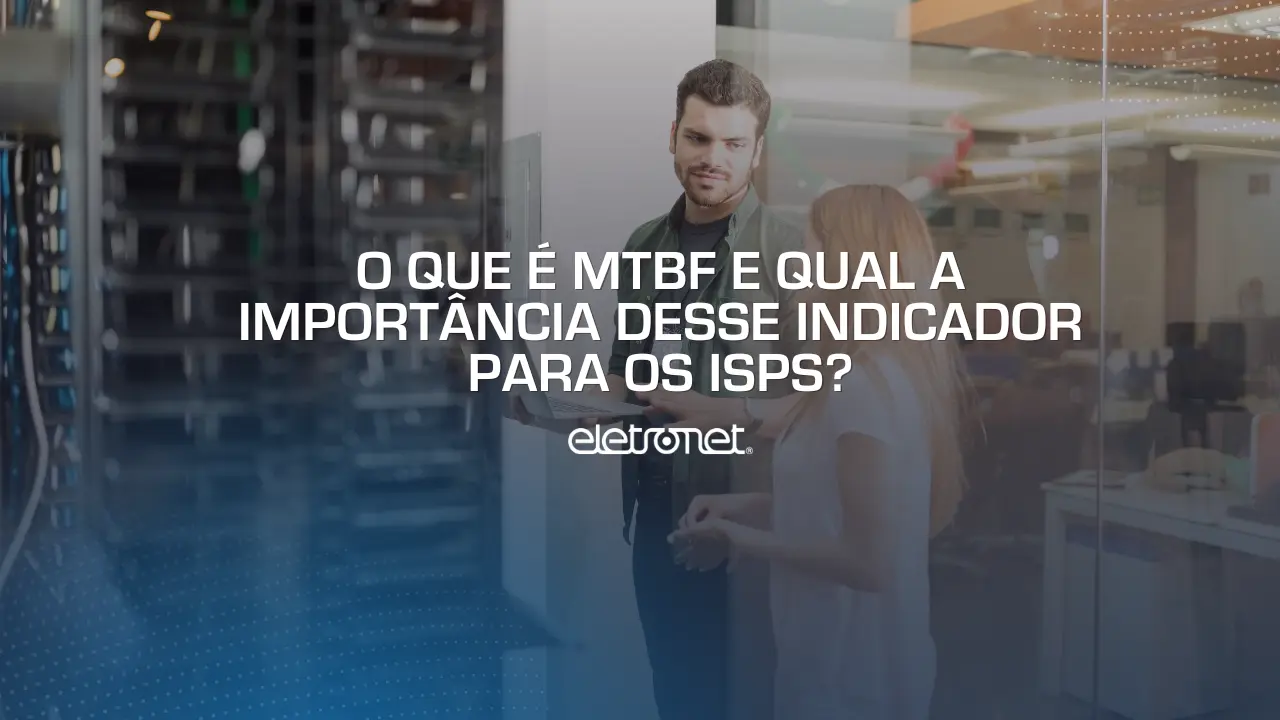 Profissional trabalhando na manutenção preventiva de um data center pois com o mtbf percebeu que era a hora certa