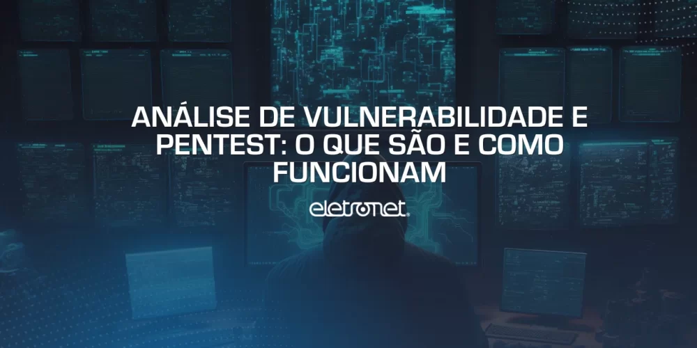 Hacker de costas e de capuz sentando em uma mesa repleta de monitores, representando uma análise de vulnerabilidade.