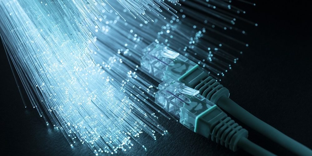 Fibra óptica azul, disponibilizando conexão banda larga.