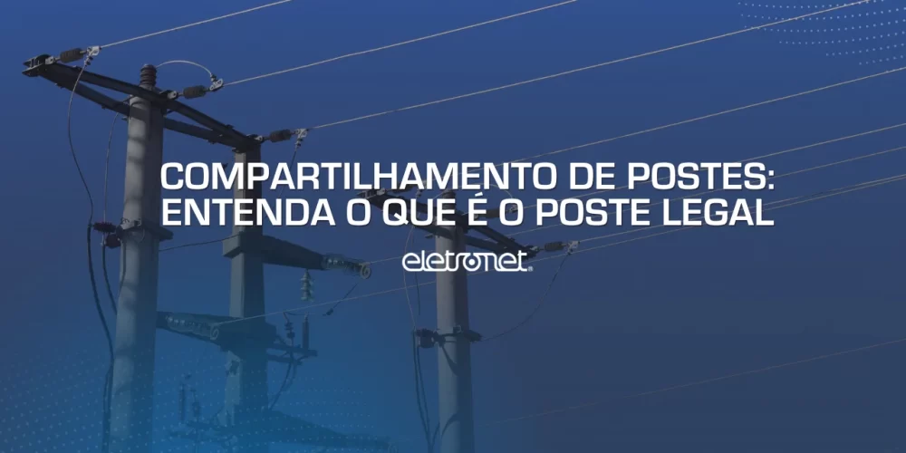 Três postes elétricos com fios e, atrás, um céu azul sem nuvens, representando o compartilhamento de postes.