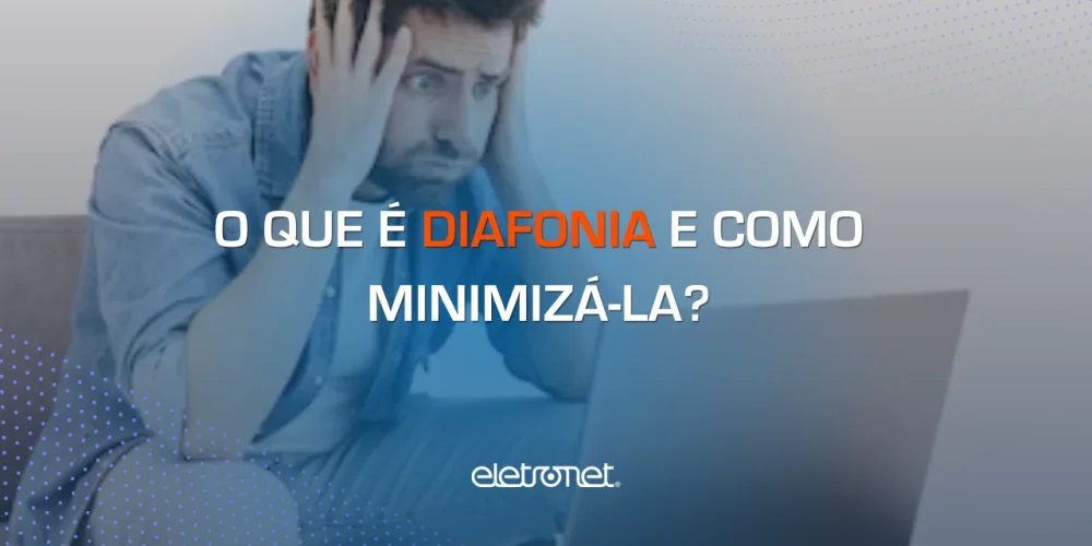 Cliente de um ISP sentado em frente a um notebook e irritado pela conexão lenta causada por diafonia.