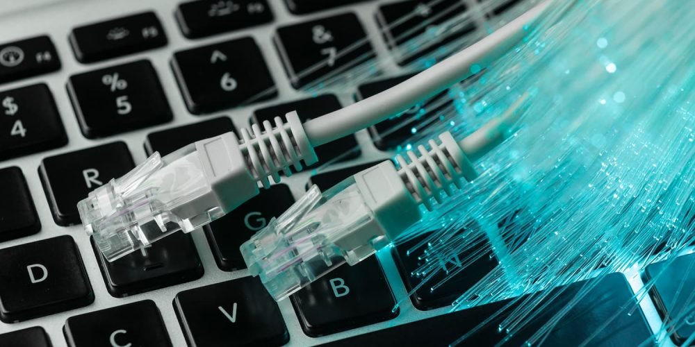 Imagem mostrando os cabos de uma internet a cabo.
