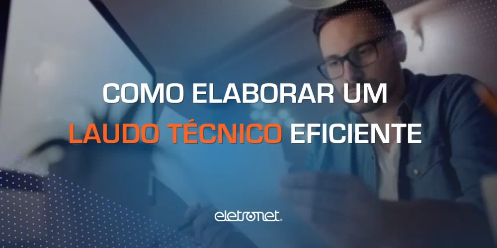 Homem branco de óculos em frente a um computador analisando documentos para fazer um laudo técnico.