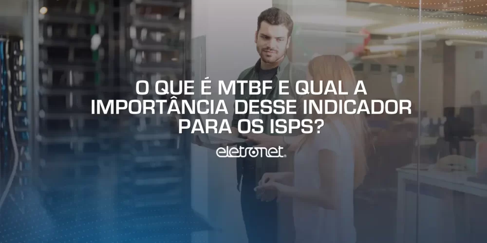 Profissional trabalhando na manutenção preventiva de um data center pois com o mtbf percebeu que era a hora certa
