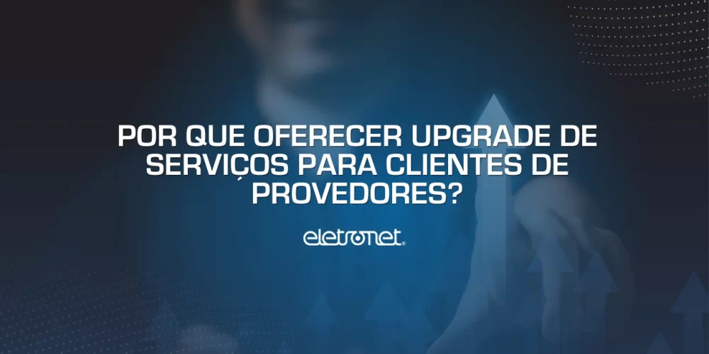 Imagem de uma mão pressionando o botão de upgrade presente em um teclado de computador.