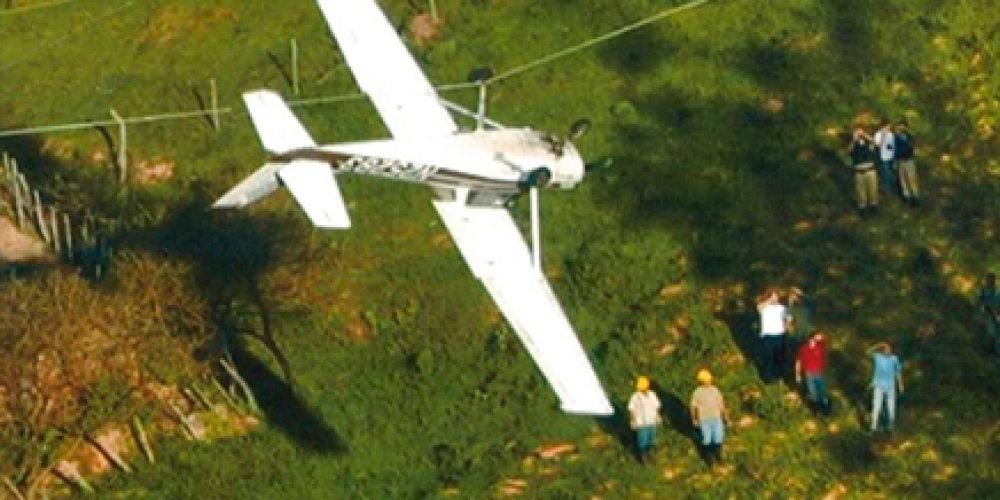Imagem de um avião próximo a um cabo OPGW